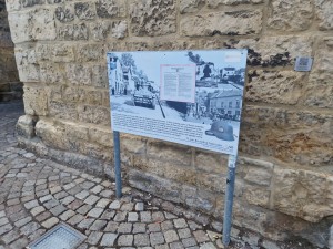 
                            <b>Informatiebord op straat met foto's en historische tekst over oorlogstijd.</b><br>
                                                        <b>ISO:</b> 50 | <b>Sluitertijd:</b> 1/180 | <b>Diafragma:</b> f/1.8 | <b>Datum:</b> 2025-06-26

                        