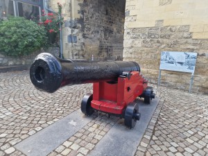 
                            <b>Historisch kanon op rood onderstel, opgesteld bij een stenen muur.</b><br>
                                                        <b>ISO:</b> 50 | <b>Sluitertijd:</b> 1/180 | <b>Diafragma:</b> f/1.8 | <b>Datum:</b> 2025-06-26

                        