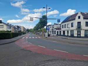 
                            <b>Straat met zebrapad en gebouwen, fietspad links langs weg.</b><br>
                                                        <b>ISO:</b> 50 | <b>Sluitertijd:</b> 1/6993 | <b>Diafragma:</b> f/1.8 | <b>Datum:</b> 2025-06-26

                        