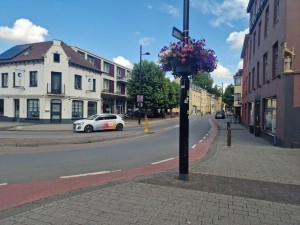 
                            <b>Wit gebouw op hoek, auto rijdt voorbij, boom met bloemen aan paal.</b><br>
                                                        <b>ISO:</b> 50 | <b>Sluitertijd:</b> 30281/15625000 | <b>Diafragma:</b> f/1.8 | <b>Datum:</b> 2025-06-26

                        