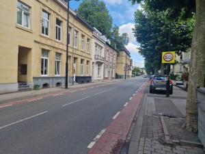 
                            <b>Lege straat met fietspad, geparkeerde auto's en een snelheidsbord van 50.</b><br>
                                                        <b>ISO:</b> 50 | <b>Sluitertijd:</b> 365497/125000000 | <b>Diafragma:</b> f/1.8 | <b>Datum:</b> 2025-06-26

                        