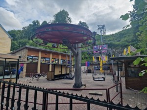 
                            <b>Lege stoeltjeslift bij een buitenattractiepark met stenen bestrating en bouwsels.</b><br>
                                                        <b>ISO:</b> 50 | <b>Sluitertijd:</b> 1683501/1000000000 | <b>Diafragma:</b> f/1.8 | <b>Datum:</b> 2025-06-26

                        