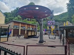 
                            <b>Stoeltjesliftstation zonder passagiers, klaar voor gebruik met gesloten hek.</b><br>
                                                        <b>ISO:</b> 50 | <b>Sluitertijd:</b> 1992031/1000000000 | <b>Diafragma:</b> f/1.8 | <b>Datum:</b> 2025-06-26

                        