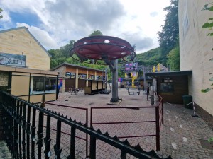 
                            <b>Leeg pretparkplein met gesloten attracties en winkeltjes, omgeven door hekken.</b><br>
                                                        <b>ISO:</b> 50 | <b>Sluitertijd:</b> 1/1209 | <b>Diafragma:</b> f/2.2 | <b>Datum:</b> 2025-06-26

                        