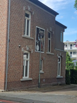 
                            <b>Bakstenen gebouw met oud reclameschilderij voor Longines op zijmuur.</b><br>
                                                        <b>ISO:</b> 50 | <b>Sluitertijd:</b> 1/855 | <b>Diafragma:</b> f/2.4 | <b>Datum:</b> 2025-06-26

                        