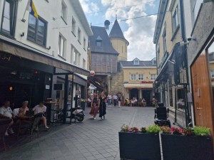 
                            <b>Middeleeuwse poort in stadsstraat, omgeven door winkels en terrassen met mensen.</b><br>
                                                        <b>ISO:</b> 50 | <b>Sluitertijd:</b> 1116071/1000000000 | <b>Diafragma:</b> f/1.8 | <b>Datum:</b> 2025-06-26

                        