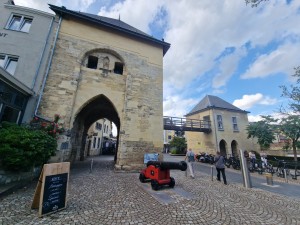 
                            <b>Historische stadspoort met kanon op een plein, bezoekers op achtergrond.</b><br>
                                                        <b>ISO:</b> 50 | <b>Sluitertijd:</b> 1/909 | <b>Diafragma:</b> f/2.2 | <b>Datum:</b> 2025-06-26

                        