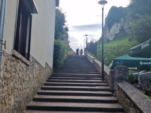 
                            <b>Twee mensen lopen samen een stenen trap op naar boven.</b><br>
                                                        <b>ISO:</b> 50 | <b>Sluitertijd:</b> 1/1124 | <b>Diafragma:</b> f/1.8 | <b>Datum:</b> 2025-06-26

                        