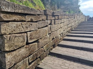 
                            <b>Stenen trap met gegraveerde muur langs een helling.</b><br>
                                                        <b>ISO:</b> 50 | <b>Sluitertijd:</b> 1/876 | <b>Diafragma:</b> f/1.8 | <b>Datum:</b> 2025-06-26

                        