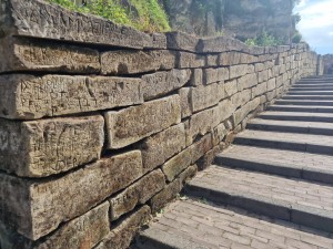 
                            <b>Oude stenen trap met muur, ingegraveerde tekens in rotsblok.</b><br>
                                                        <b>ISO:</b> 50 | <b>Sluitertijd:</b> 1/818 | <b>Diafragma:</b> f/1.8 | <b>Datum:</b> 2025-06-26

                        