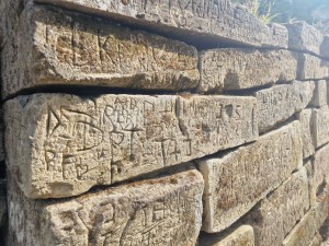 
                            <b>Stenen muur met ingegraveerde teksten en symbolen in verschillende stijlen.</b><br>
                                                        <b>ISO:</b> 50 | <b>Sluitertijd:</b> 1/375 | <b>Diafragma:</b> f/1.8 | <b>Datum:</b> 2025-06-26

                        
