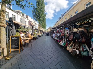 
                            <b>Marktkraampjes met tassen en mensen op een terras in winkelstraat.</b><br>
                                                        <b>ISO:</b> 50 | <b>Sluitertijd:</b> 1/1235 | <b>Diafragma:</b> f/2.2 | <b>Datum:</b> 2025-06-26

                        