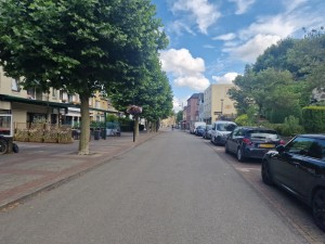 
                            <b>Lege straat met geparkeerde auto's en bomen aan beide zijden.</b><br>
                                                        <b>ISO:</b> 50 | <b>Sluitertijd:</b> 116171/62500000 | <b>Diafragma:</b> f/1.8 | <b>Datum:</b> 2025-06-26

                        
