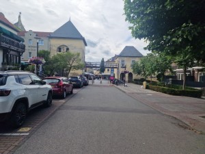 
                            <b>Straat met geparkeerde auto's, fietsen en voetgangers bij restaurants en winkels.</b><br>
                                                        <b>ISO:</b> 50 | <b>Sluitertijd:</b> 1/7092 | <b>Diafragma:</b> f/1.8 | <b>Datum:</b> 2025-06-26

                        