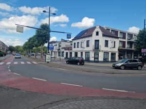 
                            <b>Kruispunt met zebrapad, auto's en gebouwen aan de straatkant.</b><br>
                                                        <b>ISO:</b> 50 | <b>Sluitertijd:</b> 1/7042 | <b>Diafragma:</b> f/1.8 | <b>Datum:</b> 2025-06-26

                        