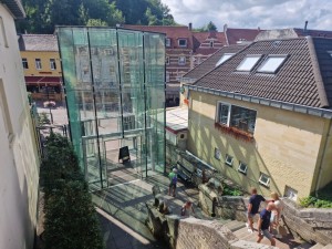 
                            <b>Glazen lift naast historische trappen, mensen lopen naar beneden.</b><br>
                                                        <b>ISO:</b> 50 | <b>Sluitertijd:</b> 1234567/1000000000 | <b>Diafragma:</b> f/1.8 | <b>Datum:</b> 2025-06-26

                        