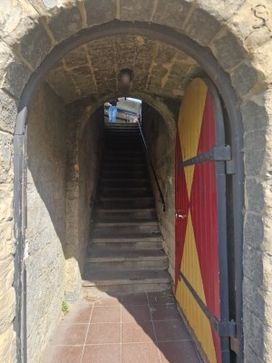 
                            <b>Boogvormige doorgang met trap en kleurrijke halve deur opzij geopend.</b><br>
                                                        <b>ISO:</b> 50 | <b>Sluitertijd:</b> 1201923/500000000 | <b>Diafragma:</b> f/1.8 | <b>Datum:</b> 2025-06-26

                        