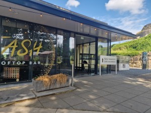 
                            <b>Ingang van een restaurant met glazen gevel en terras.</b><br>
                                                        <b>ISO:</b> 50 | <b>Sluitertijd:</b> 2212389/1000000000 | <b>Diafragma:</b> f/1.8 | <b>Datum:</b> 2025-06-26

                        