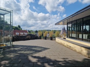 
                            <b>Terras naast gebouw met glazen lift en uitzicht over landschap.</b><br>
                                                        <b>ISO:</b> 50 | <b>Sluitertijd:</b> 1/13889 | <b>Diafragma:</b> f/1.8 | <b>Datum:</b> 2025-06-26

                        