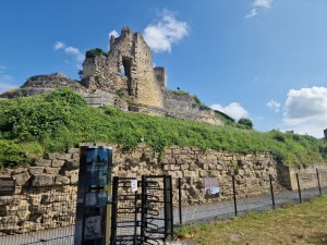 
                            <b>Middeleeuwse ruïnes met stenen poort, omgeven door groene begroeiing.</b><br>
                                                        <b>ISO:</b> 50 | <b>Sluitertijd:</b> 1/11905 | <b>Diafragma:</b> f/1.8 | <b>Datum:</b> 2025-06-26

                        