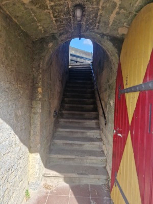 
                            <b>Stenen trap leidt omhoog vanuit open deur in middeleeuwse stenen doorgang.</b><br>
                                                        <b>ISO:</b> 50 | <b>Sluitertijd:</b> 2717391/500000000 | <b>Diafragma:</b> f/1.8 | <b>Datum:</b> 2025-06-26

                        
