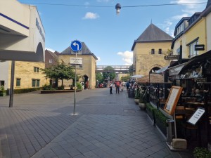 
                            <b>Mensen wandelen door een historisch straatje met stenen gebouwen en cafés.</b><br>
                                                        <b>ISO:</b> 50 | <b>Sluitertijd:</b> 1/574 | <b>Diafragma:</b> f/1.8 | <b>Datum:</b> 2025-06-26

                        