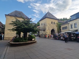 
                            <b>Historische poort met torens, toeristen, en een souvenirwinkel op plein.</b><br>
                                                        <b>ISO:</b> 50 | <b>Sluitertijd:</b> 1/750 | <b>Diafragma:</b> f/1.8 | <b>Datum:</b> 2025-06-26

                        
