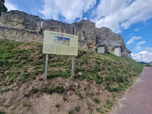 
                            <b>Ruïne van kasteel met informatiebord, gelegen op een grasheuvel.</b><br>
                                                        <b>ISO:</b> 50 | <b>Sluitertijd:</b> 1/1468 | <b>Diafragma:</b> f/2.2 | <b>Datum:</b> 2025-06-26

                        