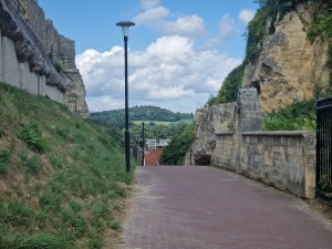 
                            <b>Stenen pad tussen rotswanden met uitzicht op een heuvelachtig landschap.</b><br>
                                                        <b>ISO:</b> 50 | <b>Sluitertijd:</b> 1/2096 | <b>Diafragma:</b> f/2.4 | <b>Datum:</b> 2025-06-26

                        