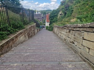 
                            <b>Steile geplaveide straat tussen groene heuvels en stenen muren.</b><br>
                                                        <b>ISO:</b> 50 | <b>Sluitertijd:</b> 1930501/1000000000 | <b>Diafragma:</b> f/1.8 | <b>Datum:</b> 2025-06-26

                        