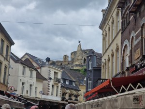 
                            <b>Oude kasteelruïne boven stadsgebouwen, met zicht op historische architectuur.</b><br>
                                                        <b>ISO:</b> 50 | <b>Sluitertijd:</b> 1/2833 | <b>Diafragma:</b> f/2.4 | <b>Datum:</b> 2025-06-26

                        