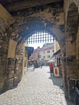 
                            <b>Oude stadspoort leidt naar schilderachtige straat met winkels en terrasjes.</b><br>
                                                        <b>ISO:</b> 50 | <b>Sluitertijd:</b> 1/7143 | <b>Diafragma:</b> f/1.8 | <b>Datum:</b> 2025-06-26

                        