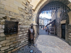 
                            <b>Standbeeld van een kok naast een oude stadspoort.</b><br>
                                                        <b>ISO:</b> 50 | <b>Sluitertijd:</b> 1/829 | <b>Diafragma:</b> f/2.2 | <b>Datum:</b> 2025-06-26

                        