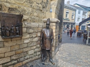 
                            <b>Standbeeld van een man in uniform naast een stenen muur.</b><br>
                                                        <b>ISO:</b> 50 | <b>Sluitertijd:</b> 338983/100000000 | <b>Diafragma:</b> f/1.8 | <b>Datum:</b> 2025-06-26

                        