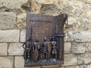 
                            <b>Middeleeuws bronzen reliëf met vier ridders tegen stenen muur.</b><br>
                                                        <b>ISO:</b> 50 | <b>Sluitertijd:</b> 1/1008 | <b>Diafragma:</b> f/1.8 | <b>Datum:</b> 2025-06-26

                        