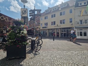 
                            <b>Straat met fietsen, bloembak en voetgangers voor winkels.</b><br>
                                                        <b>ISO:</b> 50 | <b>Sluitertijd:</b> 186567/500000000 | <b>Diafragma:</b> f/1.8 | <b>Datum:</b> 2025-06-26

                        
