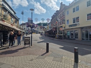 
                            <b>Straat vol winkels en cafés, wandelaars op zonnige dag, fiets geparkeerd.</b><br>
                                                        <b>ISO:</b> 50 | <b>Sluitertijd:</b> 3663/8000000 | <b>Diafragma:</b> f/1.8 | <b>Datum:</b> 2025-06-26

                        