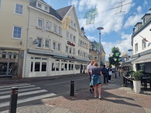 
                            <b>Mensen wandelen op straat met winkels en terrassen.</b><br>
                                                        <b>ISO:</b> 50 | <b>Sluitertijd:</b> 1/13158 | <b>Diafragma:</b> f/1.8 | <b>Datum:</b> 2025-06-26

                        