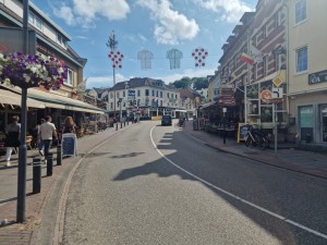 
                            <b>Gezellige straat met winkels, cafés, mensen en fietser in levendige omgeving.</b><br>
                                                        <b>ISO:</b> 50 | <b>Sluitertijd:</b> 137969/250000000 | <b>Diafragma:</b> f/1.8 | <b>Datum:</b> 2025-06-26

                        