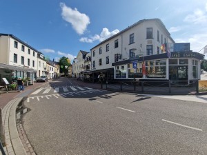 
                            <b>Straat met winkels en zebrapad, rustige sfeer, geen mensen zichtbaar.</b><br>
                                                        <b>ISO:</b> 50 | <b>Sluitertijd:</b> 1/3448 | <b>Diafragma:</b> f/2.2 | <b>Datum:</b> 2025-06-26

                        