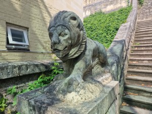 
                            <b>Stenen leeuw op trap naast een muur, omgeven door groen.</b><br>
                                                        <b>ISO:</b> 50 | <b>Sluitertijd:</b> 1/5181 | <b>Diafragma:</b> f/1.8 | <b>Datum:</b> 2025-06-26

                        