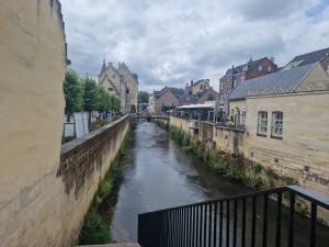
                            <b>Smal kanaal met historische gebouwen aan beide zijden.</b><br>
                                                        <b>ISO:</b> 50 | <b>Sluitertijd:</b> 1/1410 | <b>Diafragma:</b> f/1.8 | <b>Datum:</b> 2025-06-26

                        