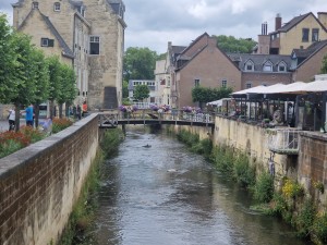 
                            <b>Smal kanaal met historische gebouwen en kleurrijke bloemen langs de waterkant.</b><br>
                                                        <b>ISO:</b> 50 | <b>Sluitertijd:</b> 1/1362 | <b>Diafragma:</b> f/2.4 | <b>Datum:</b> 2025-06-26

                        