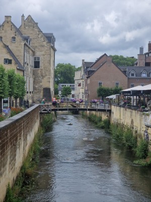 
                            <b>Smal kanaal met stenen gebouwen en voetgangersbrug.</b><br>
                                                        <b>ISO:</b> 50 | <b>Sluitertijd:</b> 1/2320 | <b>Diafragma:</b> f/2.4 | <b>Datum:</b> 2025-06-26

                        