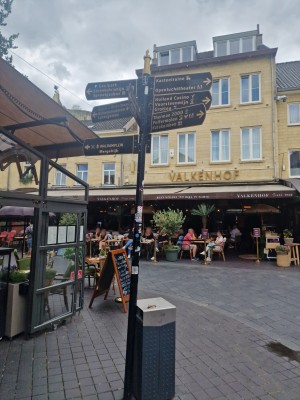 
                            <b>Bord met verschillende richtingen naar lokale bezienswaardigheden in stadscentrum.</b><br>
                                                        <b>ISO:</b> 50 | <b>Sluitertijd:</b> 3747/3125000 | <b>Diafragma:</b> f/1.8 | <b>Datum:</b> 2025-06-26

                        