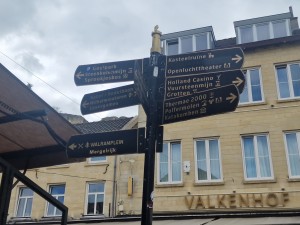 
                            <b>Wegwijzer met toeristische attracties in Valkenburg, waaronder grotten en ruïnes.</b><br>
                                                        <b>ISO:</b> 50 | <b>Sluitertijd:</b> 1/1370 | <b>Diafragma:</b> f/1.8 | <b>Datum:</b> 2025-06-26

                        