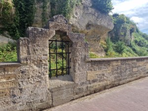 
                            <b>Oud stenen hek met smeedijzeren poort in rotsachtige omgeving.</b><br>
                                                        <b>ISO:</b> 50 | <b>Sluitertijd:</b> 1/878 | <b>Diafragma:</b> f/1.8 | <b>Datum:</b> 2025-06-26

                        