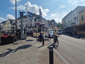 
                            <b>Mensen fietsen door winkelstraat met bloembakken.</b><br>
                                                        <b>ISO:</b> 50 | <b>Sluitertijd:</b> 1/18519 | <b>Diafragma:</b> f/1.8 | <b>Datum:</b> 2025-06-26

                        