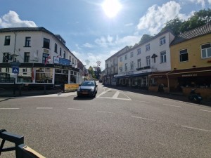 
                            <b>Auto rijdt door straat met winkels aan weerszijden op zonnige dag.</b><br>
                                                        <b>ISO:</b> 50 | <b>Sluitertijd:</b> 1/5952 | <b>Diafragma:</b> f/2.2 | <b>Datum:</b> 2025-06-26

                        