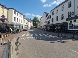 
                            <b>Lege winkelstraat met terrassen en versierde gevels.</b><br>
                                                        <b>ISO:</b> 50 | <b>Sluitertijd:</b> 1/1337 | <b>Diafragma:</b> f/1.8 | <b>Datum:</b> 2025-06-26

                        